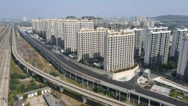 济南地铁环线最新动态，友情与家的温馨在地铁上交织